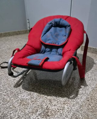Hamaca mecedora para bebé roja y azul