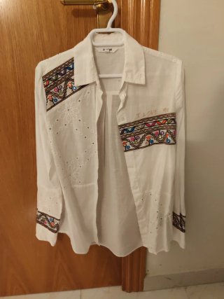 Camisa blanca Desigual bordada I LOVE ME Talla XS
