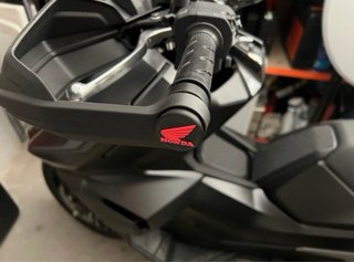 Caja Depósito Honda ADV 350 + 2 Tapones Manillar