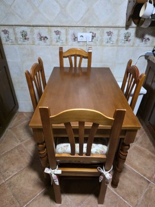 Mesa de madera con 4 sillas, cojines incluidos