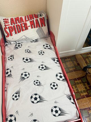 Cama infantil coche de carreras roja