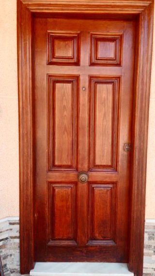Puerta de madera maciza con marco