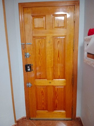 Puerta de madera maciza con marco