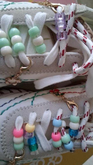 Sneackers bianche personalizzate con charms