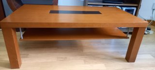 Mesa baja madera con cristal en muy buen estado.