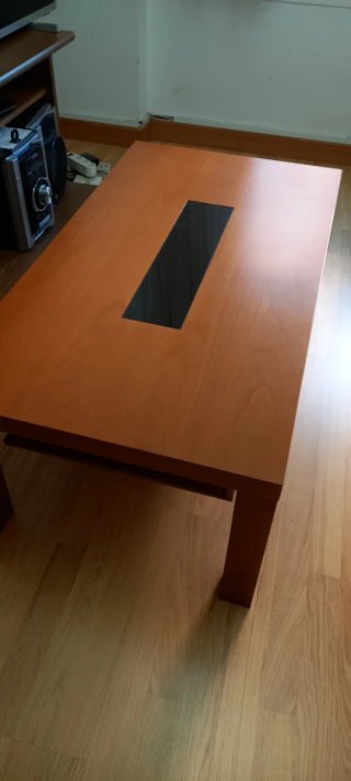 Mesa baja madera con cristal en muy buen estado.