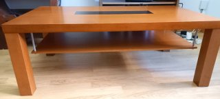 Mesa baja madera con cristal en muy buen estado.