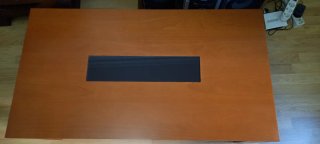 Mesa baja madera con cristal en muy buen estado.