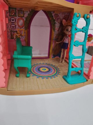 Casa Enchantimals con muñeca y accesorios