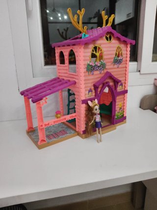 Casa Enchantimals con muñeca y accesorios