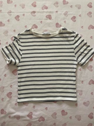 Camiseta de rayas blancas y negras
