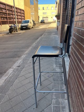 Silla alta Ikea negra y plateada