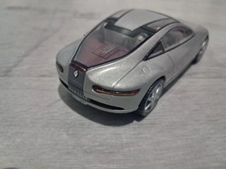 coche de juguete plateado renault dificil ver