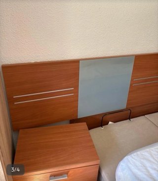 Cabecero y mesitas de noche de madera