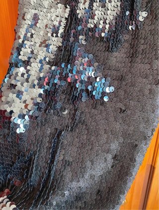 Abito nero paillettes con scollo sulla schiena