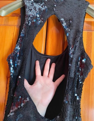 Abito nero paillettes con scollo sulla schiena