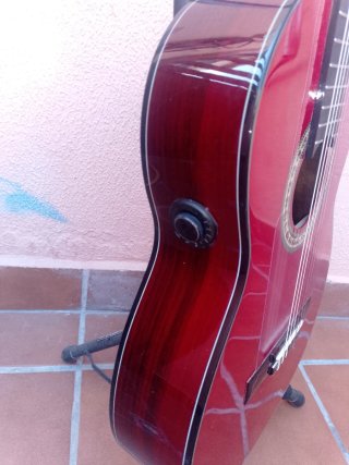 Guitarra flamenca autoamplificada