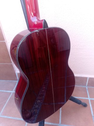 Guitarra flamenca autoamplificada