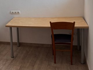 Escritorio y silla de madera