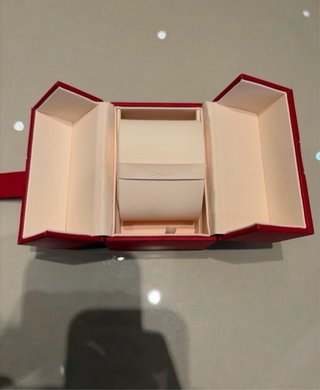 Caja de reloj Omega roja