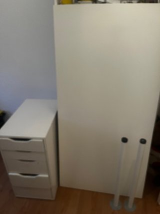 Escritorio blanco con cajonera