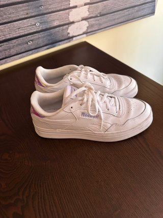 Zapatillas Reebok blancas detalle holográfico