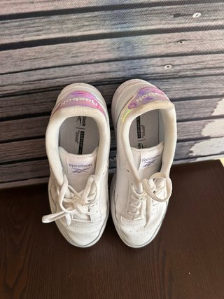 Zapatillas Reebok blancas detalle holográfico