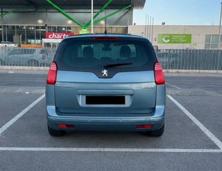 Peugeot 5008 2011