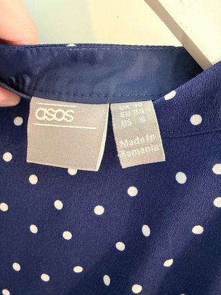 Vestido de fiesta azul con lunares blancos