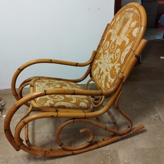 Sedia a dondolo vintage in bambù