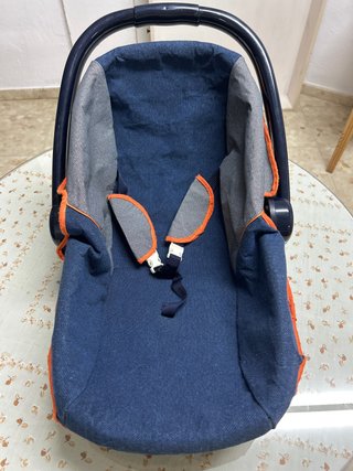 Silla de muñeca azul y naranja