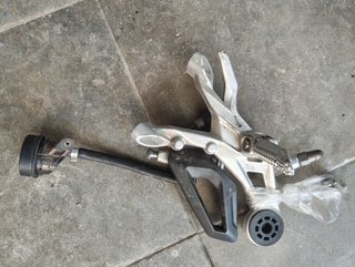 Estribera Derecha S1000RR K67 2024 con Bomba