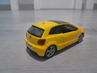 Coche de juguete amarillo VW Polo GTI
