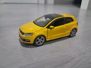Coche de juguete amarillo VW Polo GTI
