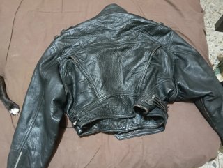 Chaqueta de cuero cruzada negra
