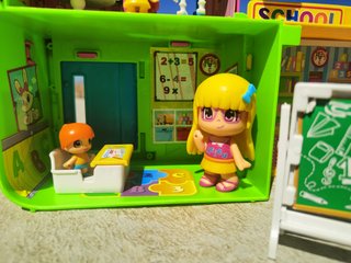 Escuela Pin y Pon con Figuras