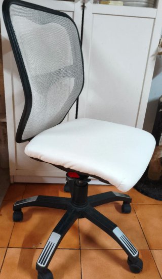 Silla de escritorio blanca y negra con ruedas