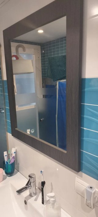 Mueble de baño con lavabo y espejo