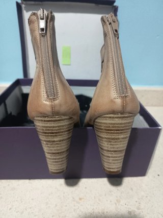 Botines de piel beige con corte