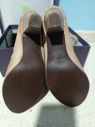Botines de piel beige con corte