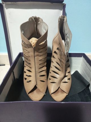 Botines de piel beige con corte