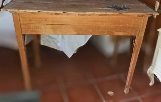 Mesa de madera con cajón y decoración ornamental