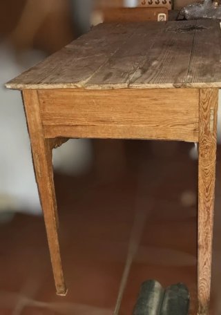 Mesa de madera con cajón y decoración ornamental