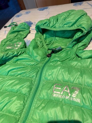 Chubasquero EA7 con capucha verde