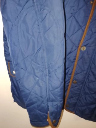 Abrigo parka acolchado azul y marrón