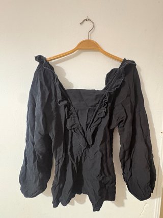 Blusa negra con volantes