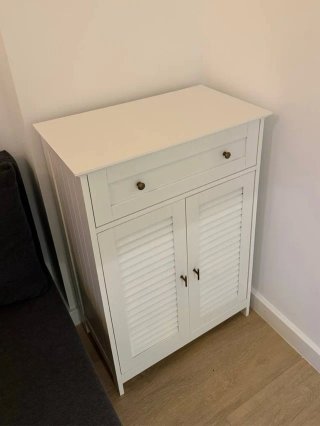 Mueble blanco con cajón y puertas
