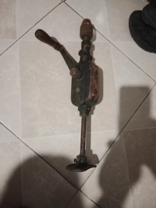 Antiguo taladro manual de manivela.funciona perfec