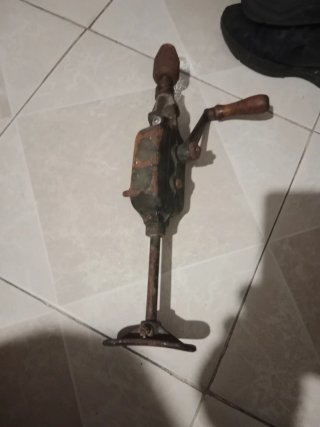 Antiguo taladro manual de manivela.funciona perfec