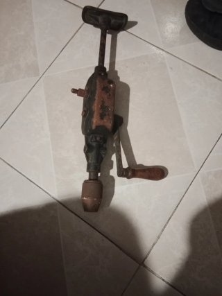 Antiguo taladro manual de manivela.funciona perfec